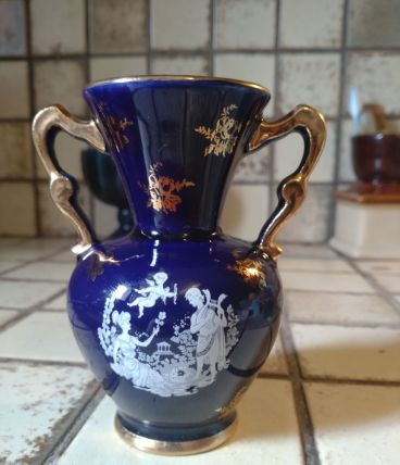 Vase amphore en porcelaine de Limoges décor Fragonard