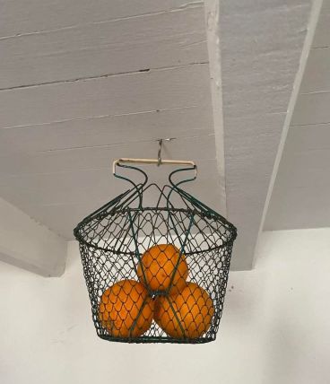 Ancien panier à salade ou à œufs en fil de fer.