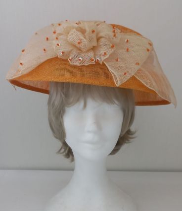 Chapeau en fil raphia orange et écru avec perles sequins