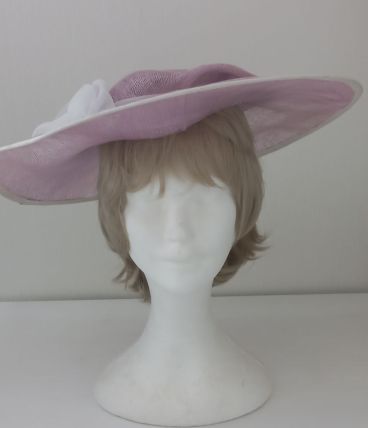 Chapeau en raphia mauve et fleur blanc - taille 52