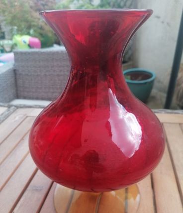 Vase en verre rouge et jaune