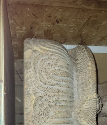 Statue en pierre sculptée