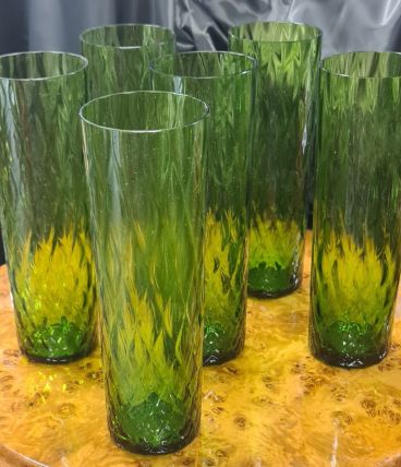 verre cristal emeraude 1970 a facettes , tres bonne etat 19x