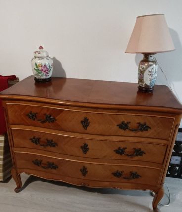 Belle commode Louis XV  en bois de qualité