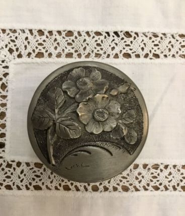 Boîte en étain art nouveau