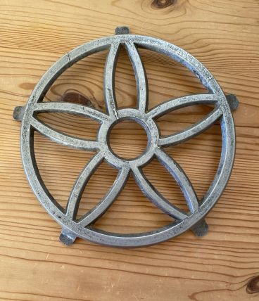 Ancien dessous de plat rosace aluminium.