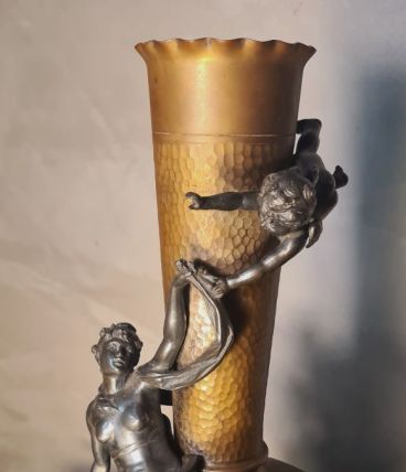 vase laiton et personnages ,art nouveau etain 1890 a 1900  s
