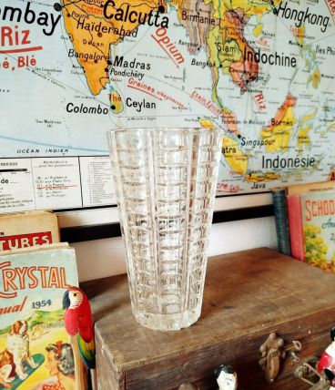 Vase ancien verre chevron ciselé – Style Art déco