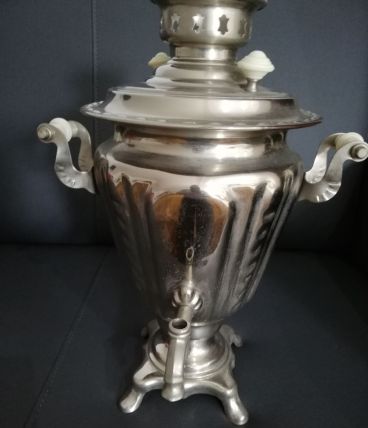 Samovar Russe électrique en Métal Argenté. Bouilloire 