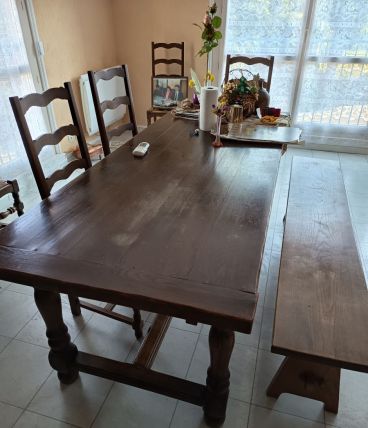Grande table de ferme chêne massif+ banc +  8 chaises