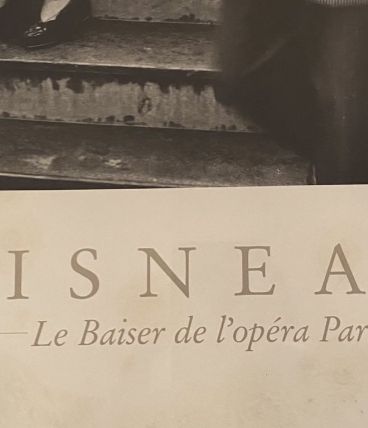 Affiche encadrée  LE BAISE DE L'OPERA Robert DOISNEAU