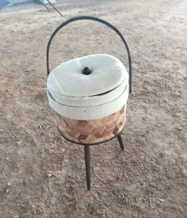 Boite à couture vintage en écorce tressée 