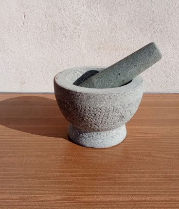 Mortier et pilon en pierre naturelle