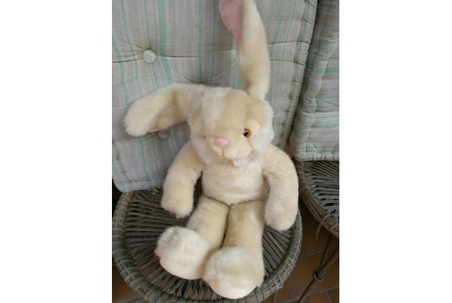 Lapin blanc en Peluche