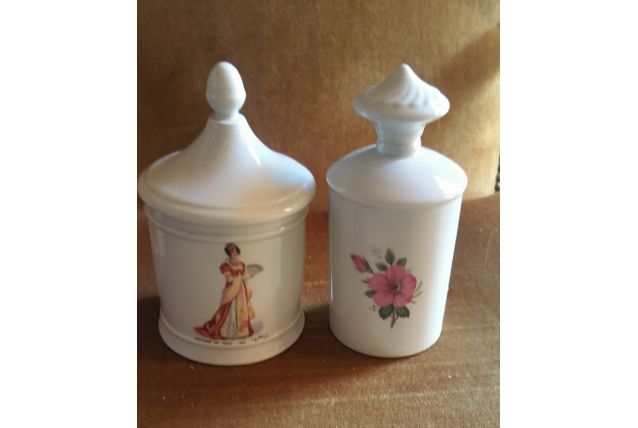 deux boites  a coton porcelaine 