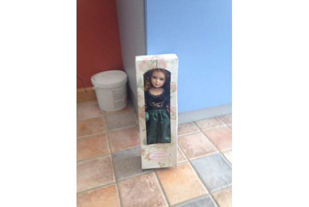 Poupée en porcelaine 