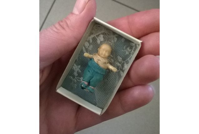 Poupée mignonnette miniature 3 cm dans sa petite boite (lit)