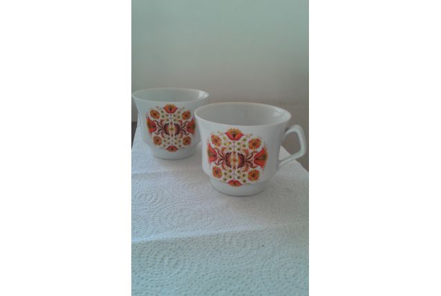 Deux grandes tasses, porcelaine Vercor