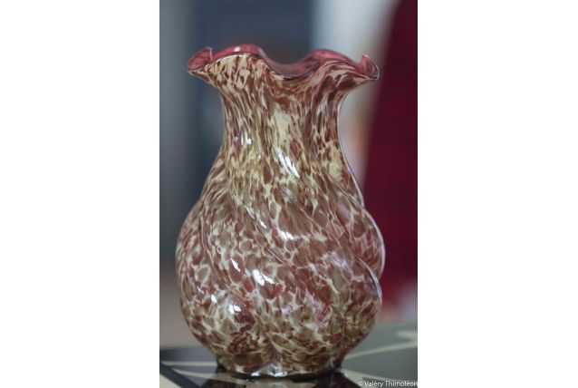 Vase torsadé aux paillettes dorées dans l'esprit de Clichy