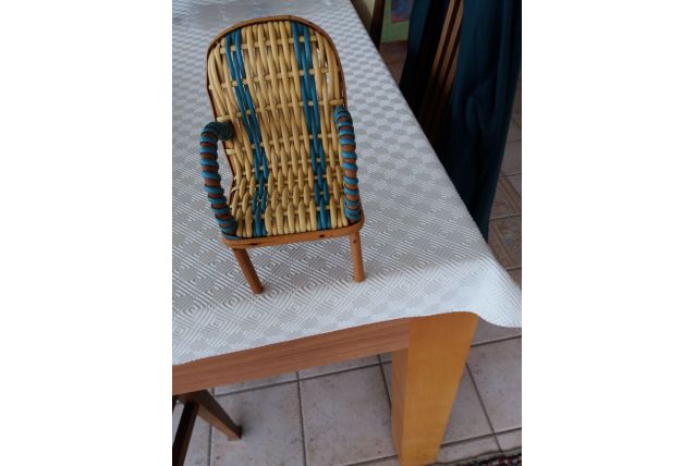 Petit fauteuil de poupée