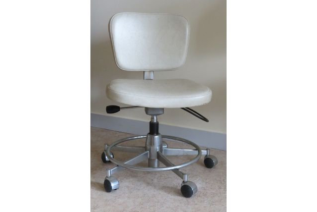 Chaise bureau skaï blanc des années 70