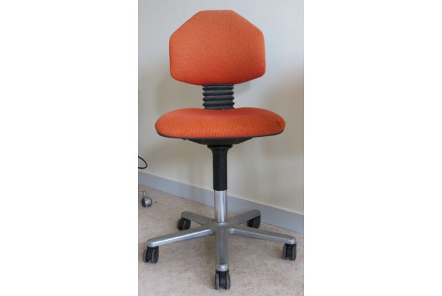 Chaise de bureau orange à roulettes années 80