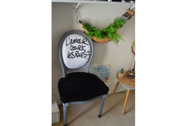 Fauteuil medaillon l'amour court les rues