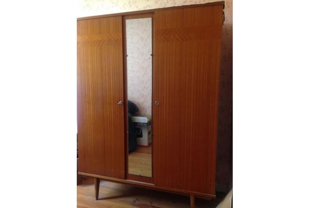 armoire vintage