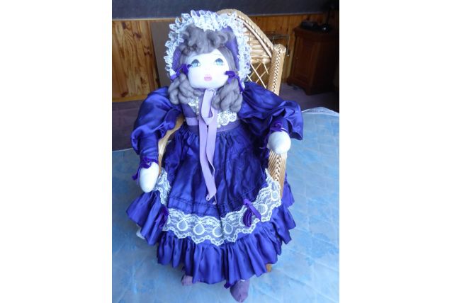 Poupée en tissu et chaise en rotin