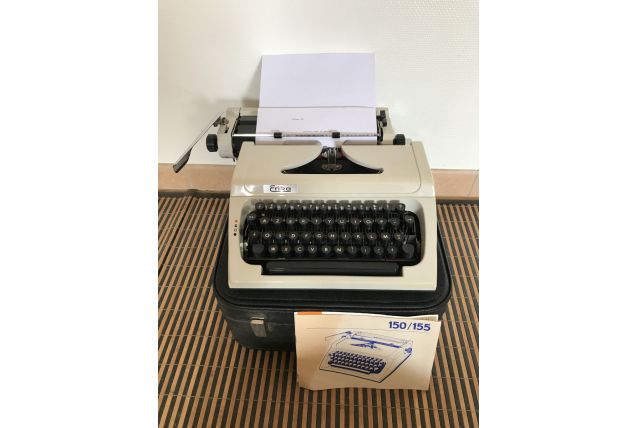 Machine à écrire Erika 150