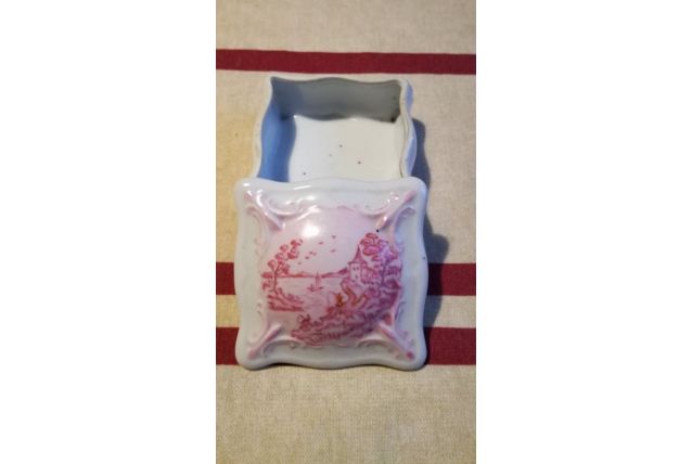 Petite boite à bijoux en porcelaine