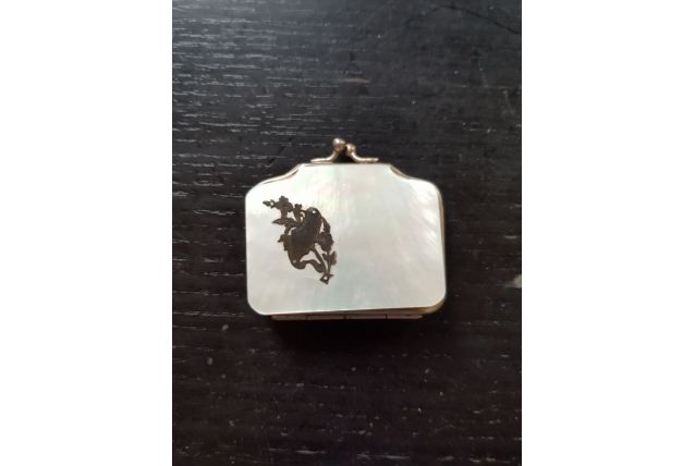 porte monnaie nacre, décor argent, aussi appelé porte-louis