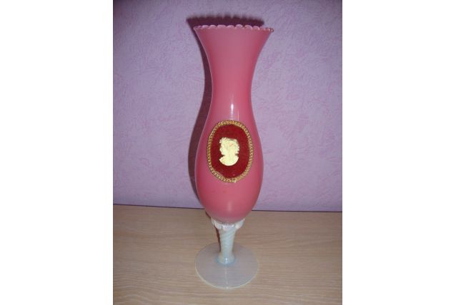 VASE EN OPALINE ROSE