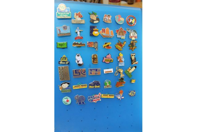 lot de 42 pins divers