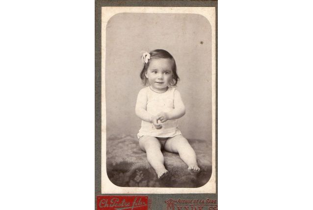 photo ancienne enfant avec nœud dans les cheveux vers 1900