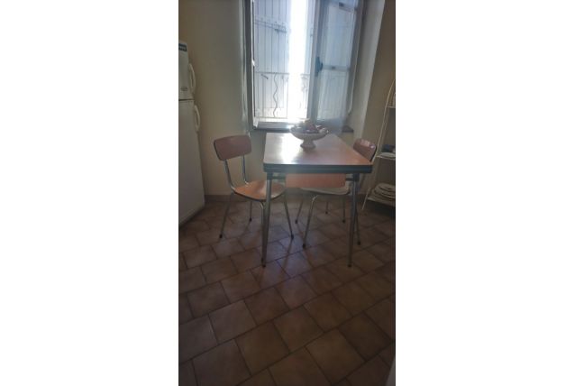 petite table et deux chaises formica noisette