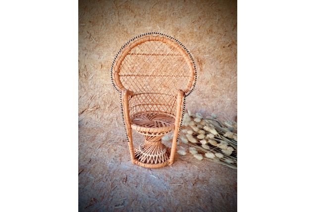Chaise paon en osier miniature