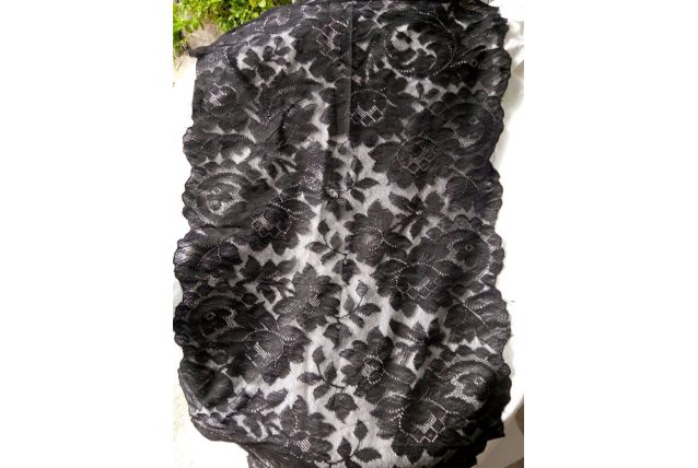 MANTILLE EN DENTELLE NOIRE