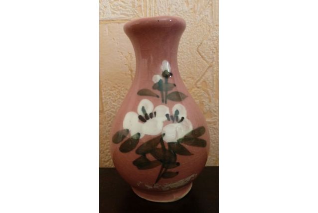 petit vase en grès rose décor fleurs