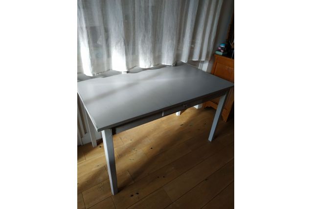 Table grise en bois