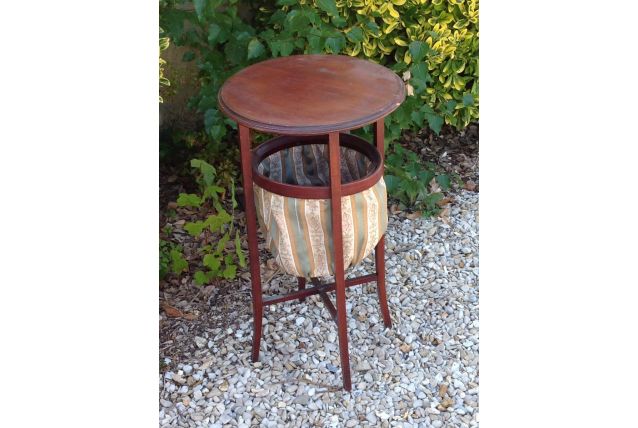 Gueridon avec dessous tissus