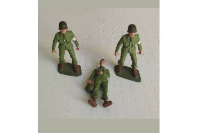 Lot Soldats Infirmiers + Malade Starlux