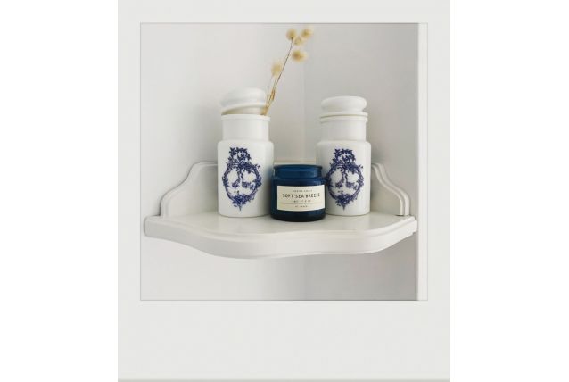 Petit pot d'apothicaire en opaline et motif bleu outremer