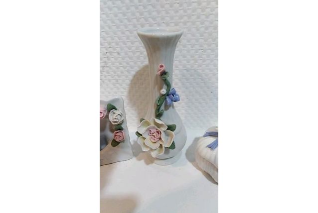 Trios porcelaine : vase , coffre a bojoux et porte-photo