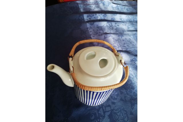 Théière du Manoir, bandes bleues en porcelaine