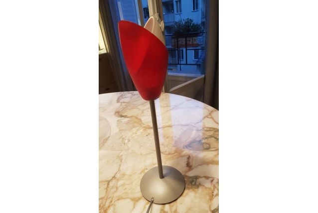 Lampe à poser en métal argenté et verre dépoli blanc et roug