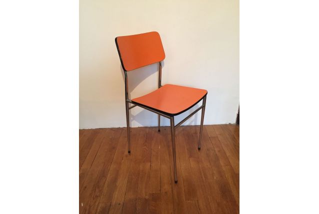 Chaises en formica orange (8 Dispos)
