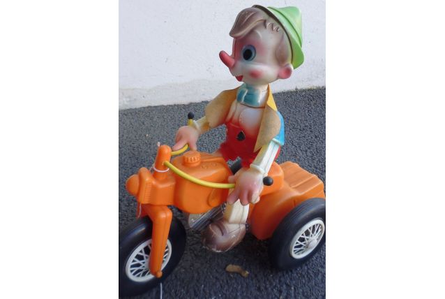 figurine sur tricycle