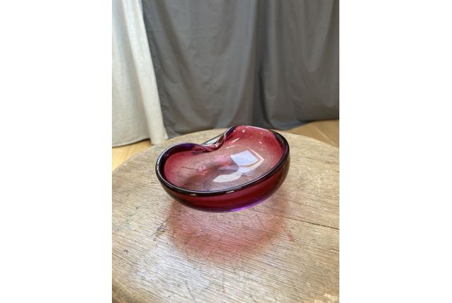 Coupe verre couleur violet rouge