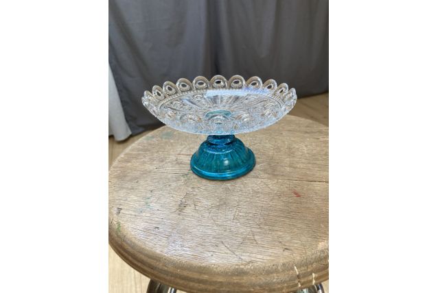 Coupe en verre sculptée pied bleu